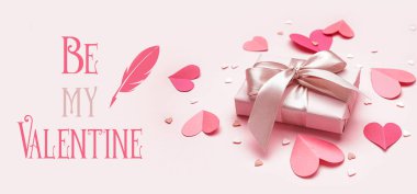 Hediye, kağıt kalpler ve metin ile bayram bayrağı pembe arka planda benim VALENTINE OL