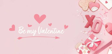 Lezzetli kurabiyeli bayrak, hediye ve metin pembe arka planda benim VALENTINE 'ım ol