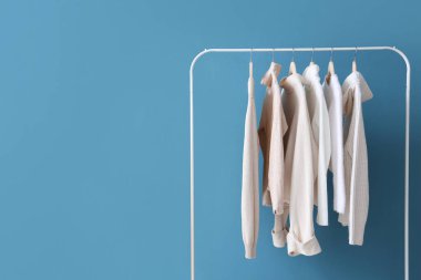 Renkli duvarın yanında sıcak kadın süveterleriyle dizilin.