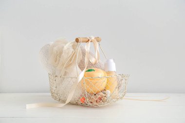 Bebek için hediye sepeti açık ahşap masada.