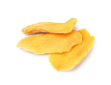 Beyaz arka planda lezzetli kurutulmuş mango dilimleri.