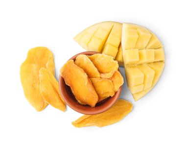 Beyaz arka planda kurutulmuş mango dilimleri ile kase