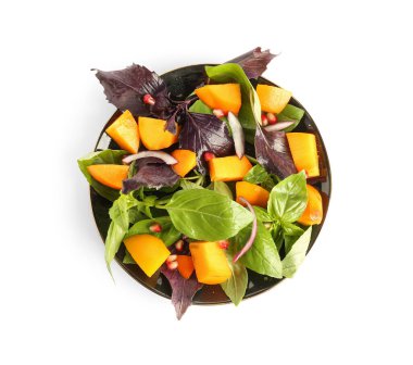 Bir tabak lezzetli salata, hurma, nar tohumu ve beyaz arka planda soğan.