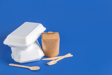 Mavi arka planda paket kağıdı ve çatal bıçak takımı