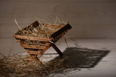 Hafif ahşap arka planda saman bulunan ahır. Noel hikayesi kavramı