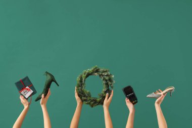 Ödeme terminali, ayakkabılar ve yeşil arka planda Noel dekoru olan kadın elleri. Yeni yıl alışveriş konsepti