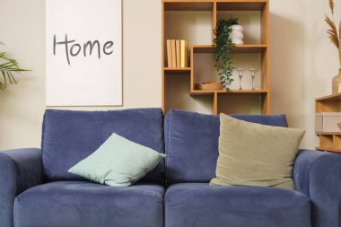 Rahat kanepeli bir oturma odası.