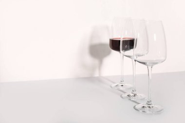 beyaz zemin üzerine kırmızı şarap ile gözlük