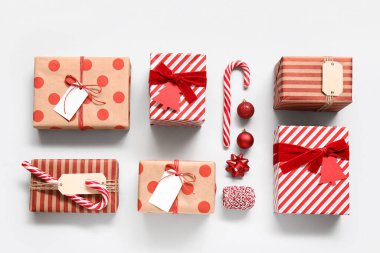Hediye kutuları ve beyaz arka plan üzerinde Noel süsleri kompozisyonu
