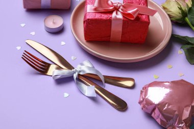 Sevgililer Günü için güzel bir masa, mum, hediye ve balonla süslenmiş.