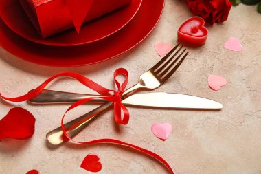 Sevgililer Günü için güzel bir masa. Hediye kutusu ve bej rengi grunge arka planda kırmızı dekor.