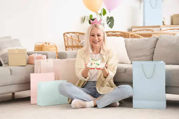 Doğum günü pastası olan olgun bir kadın.