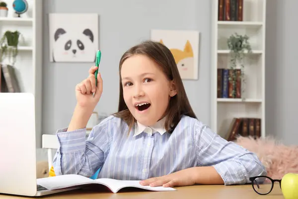 Evde ders alan sevimli küçük kız.