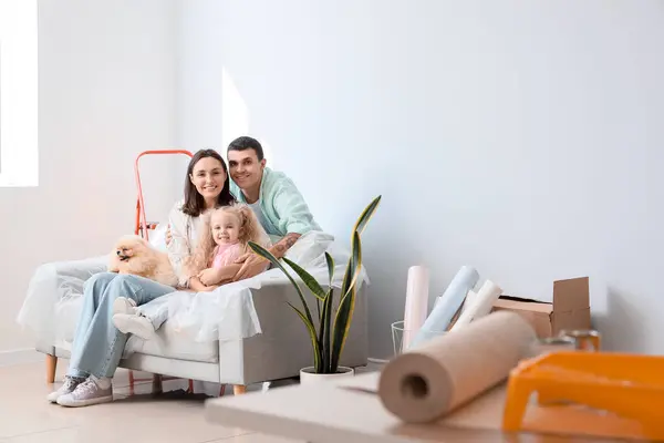 Família Feliz Sentado Sofá Durante Reparo Sua Nova Casa — Fotografia de Stock