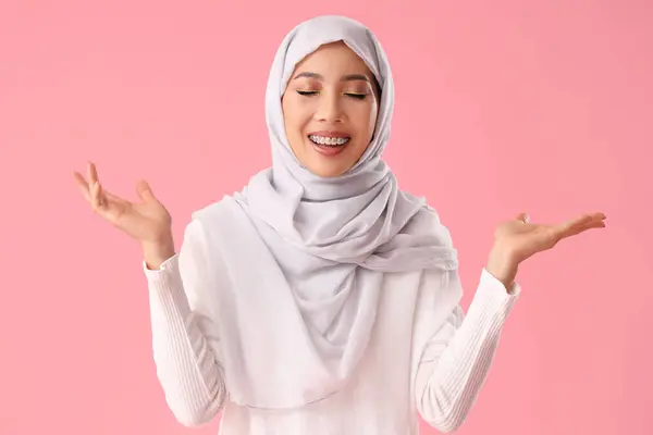 Hermosa Mujer Musulmana Hijab Sobre Fondo Rosa —  Fotos de Stock