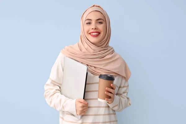 Hermosa Mujer Musulmana Con Taza Café Portátil Sobre Fondo Azul —  Fotos de Stock