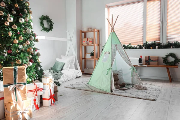 テント ギフトおよび装飾されたクリスマス ツリーが付いている居心地の良い子供の寝室の内部 — ストック写真