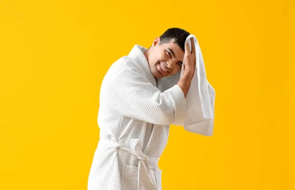 Bonito Homem Limpando Cabelo Depois Lavar Fundo Amarelo — Fotografia de Stock