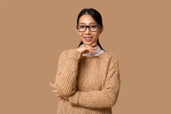 Portré Fiatal Ázsiai Üzletasszony Szemüvegben Bézs Háttér — Stock Fotó