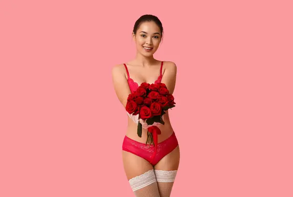 美丽的年轻快乐的亚洲女人 穿着性感的内裤 戴着粉红色背景的美丽的玫瑰束 情人节庆祝活动 — 图库照片