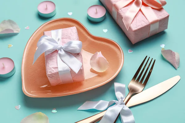 청록색 배경에 상자와 발렌타인 데이에 테이블 — 스톡 사진
