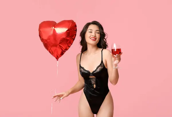 穿着性感内裤 心形气球 粉色背景酒杯的年轻美丽而快乐的亚洲女人 — 图库照片