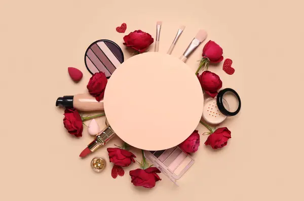 Blanko Karte Mit Kosmetik Und Roten Rosen Auf Beigem Hintergrund — Stockfoto