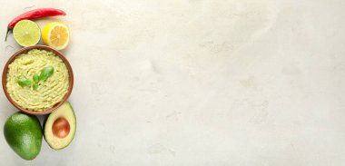 Lezzetli guacamole ve hafif grunge arkaplan malzemeleri ile kase metin için boşluk
