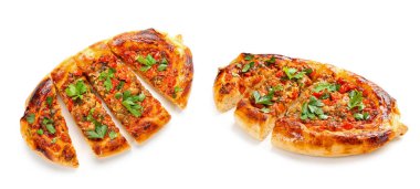Beyaz zemin üzerinde dilimlenmiş Türk pizzası kolajı