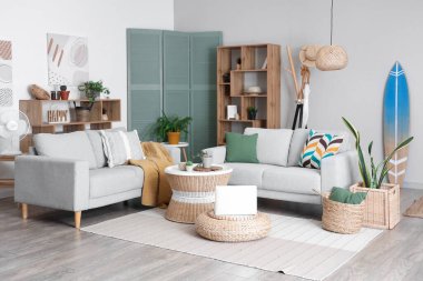 Sörf tahtası olan şık bir oturma odası.