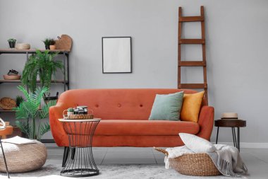 Hasır sepeti ve kanepesi olan şık bir oturma odası.