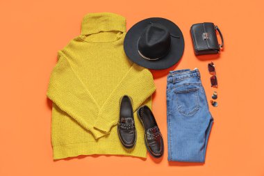 Renkli arka planda kalın kadın kıyafetleri, aksesuarları ve ayakkabıları olan kompozisyon