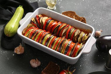 Siyah arka planda lezzetli Ratatouille yemeği.