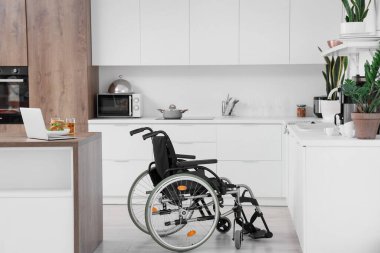 Modern mutfağın içindeki boş tekerlekli sandalye.