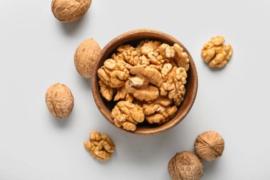 Beyaz arka planda bir kase lezzetli ceviz.