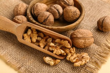 Sarı arka planda bir kase lezzetli ceviz.