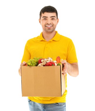 Beyaz arka planda market kutusu olan genç bir adam.