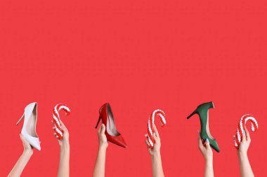 Kırmızı arka planda ayakkabılı ve bastonlu şekerler