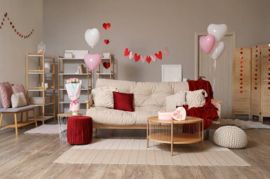 Sevgililer Günü için dekore edilmiş oturma odasının içi kanepe, kalp ve balonlarla dolu.