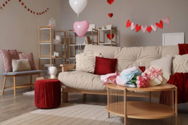 Sevgililer Günü için dekore edilmiş oturma odasının içi kanepe, kalp ve balonlarla dolu.