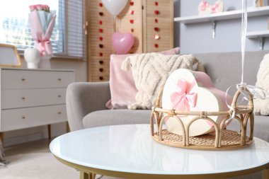 Sevgililer günü için hediye sehpası oturma odasında, yakın plan.