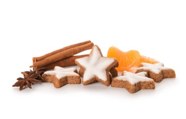 Lezzetli yıldızlı kompozisyon şekilli Noel kurabiyeleri, mandalina ve beyaz arka planda baharatlar