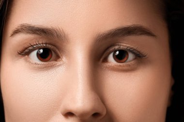 Kahverengi gözlü genç kadın, yakın plan. Glaucoma farkındalık ayı