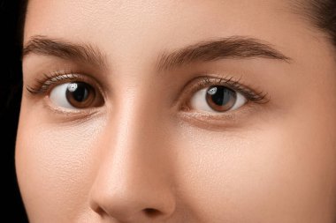 Kahverengi gözlü genç kadın, yakın plan. Glaucoma farkındalık ayı