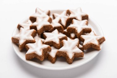 Beyaz arkaplanda yıldız şeklinde zencefilli kurabiye tabağı