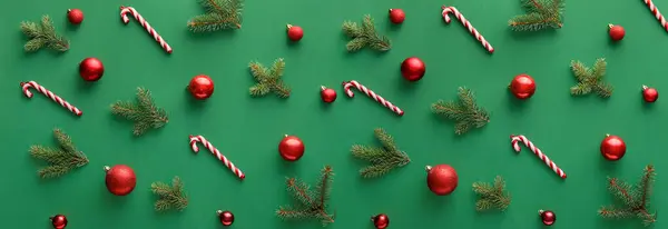 Güzel Noel Baloları Şeker Kamışları Yeşil Arka Planda Köknar Dalları — Stok fotoğraf