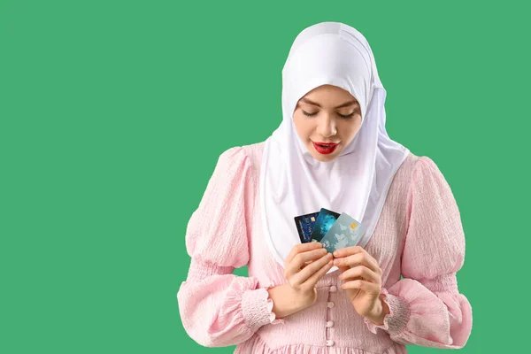 Schöne Muslimin Mit Kreditkarten Auf Grünem Hintergrund — Stockfoto