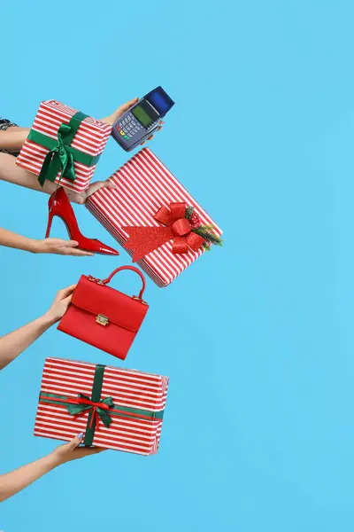 Muitas Mãos Com Caixas Presente Natal Saco Sapato Máquina Cartão — Fotografia de Stock