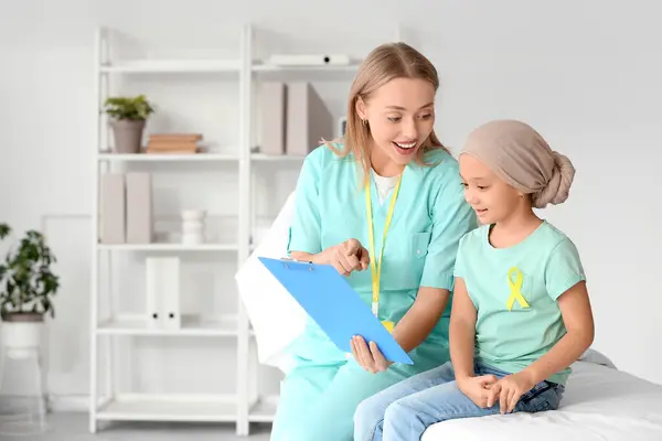Klein Aziatisch Meisje Chemotherapie Met Klembord Verpleegster Kliniek — Stockfoto
