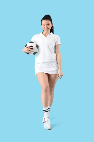 Sportig Ung Kvinna Med Fotboll Blå Bakgrund — Stockfoto
